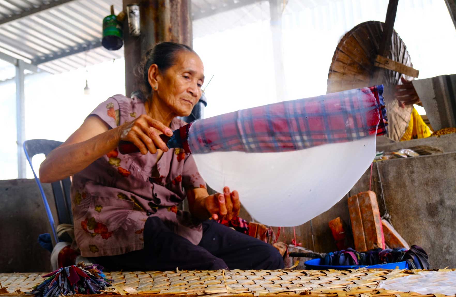 Hai thế kỷ giữ lửa và bước ngoặt Di sản của nghề làm bánh tráng trăm tuổi